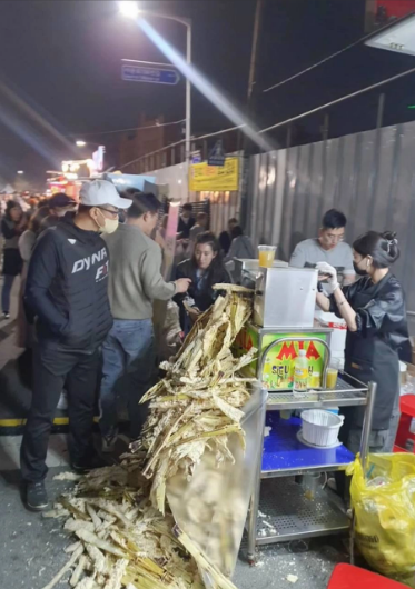 Điều đáng chú ý dù chỉ là một xe đẩy rất nhỏ nhưng quầy nước ấy lại nhận được sự ủng hộ vô cùng lớn của các thực khách tại nơi đây.