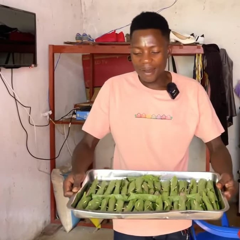 Với nhiều người Việt Nam, chả lá lốt là món ăn quá quen thuộc trong mỗi bữa cơm. Nhưng với những người bạn châu Phi, lần đầu được thử món ăn này do nhóm Quang Linh Vlogs làm họ đã có ấn tượng đặc biệt.