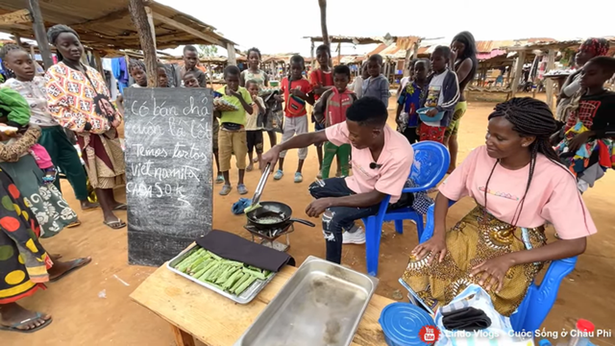 Thậm chí, thành viên Lindo còn thị phạm khi cuốn chả lá lốt ngay tại gian hàng của mình để bày bán.