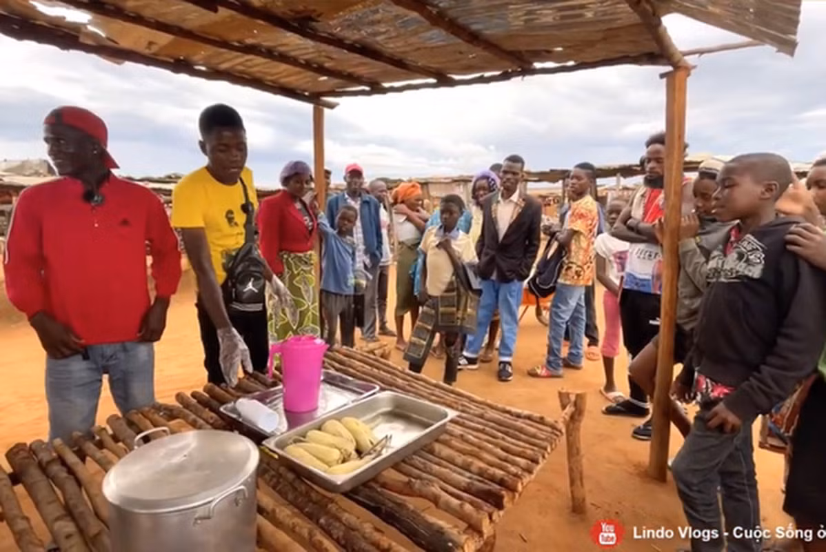 Ngoài nước mía, team Quang Linh Vlogs còn bày bán cả ngô luộc, nhanh chóng thu hút rất đông người mua.