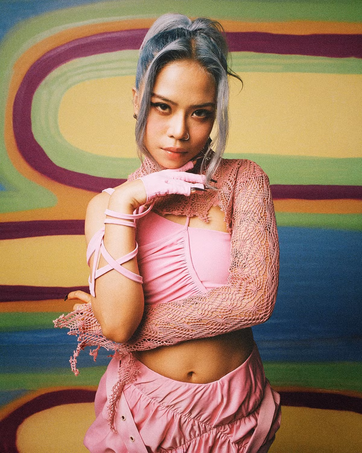 Tlinh là rapper nữ cực kì thành công sau chương trình Rap Việt. Nhắc đến tên cô, bên cạnh những ồn ào tình cảm với nam rapper MCK, netizen còn ấn tượng mạnh bởi vẻ ngoài táo bạo của cô gái này.