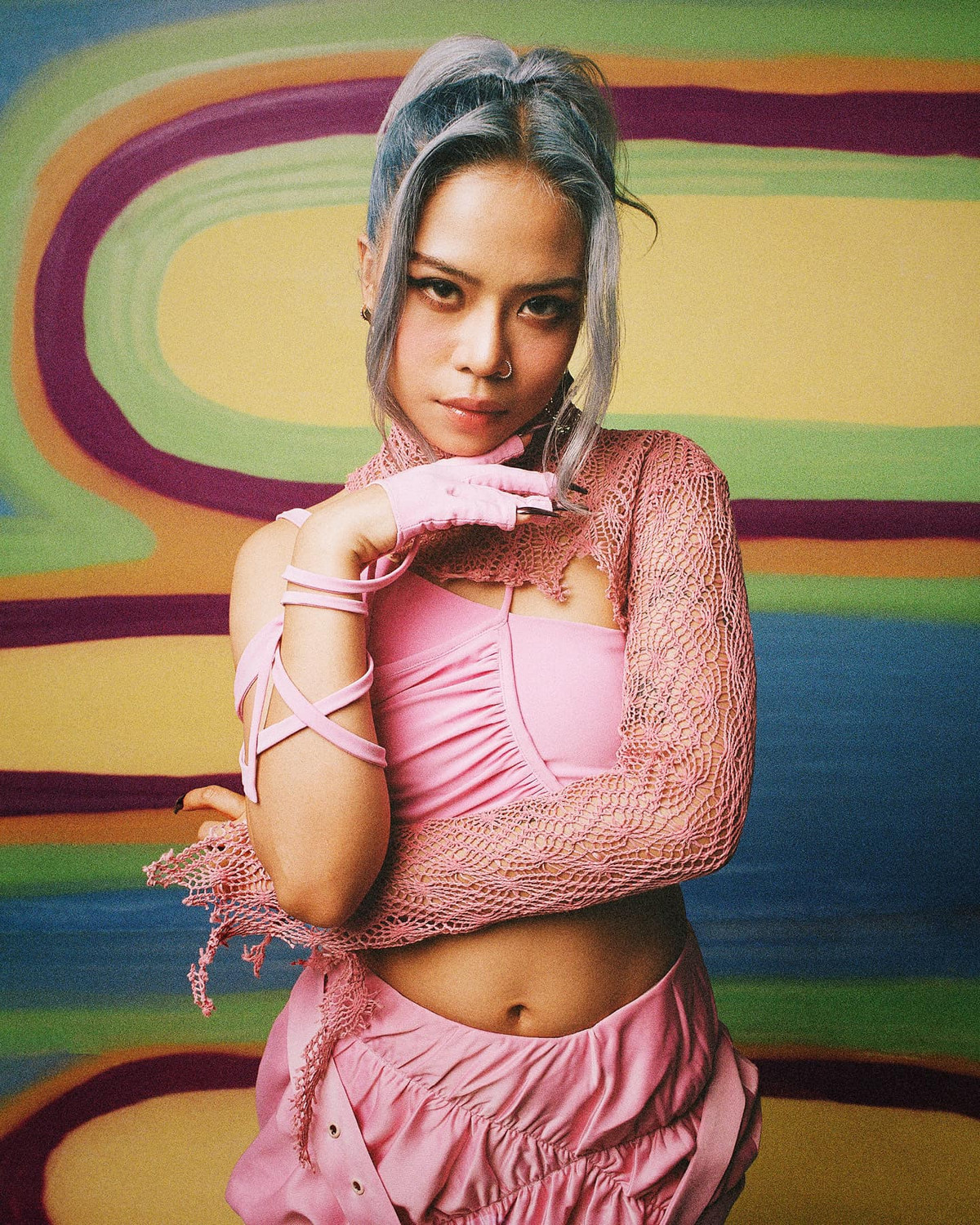 Tlinh là rapper nữ cực kì thành công sau chương trình Rap Việt. Nhắc đến tên cô, bên cạnh những ồn ào tình cảm với nam rapper MCK, netizen còn ấn tượng mạnh bởi vẻ ngoài táo bạo của cô gái này.