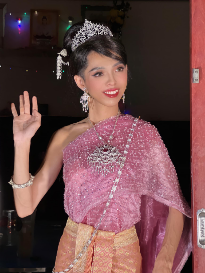 Hiện tại, ngoài việc mọi người biết đến là một TikToker có độ phủ sóng mạnh mẽ, Thành Ý còn kinh doanh dịch vụ cho thuê áo cưới, trang điểm tại quê nhà Trà Vinh.