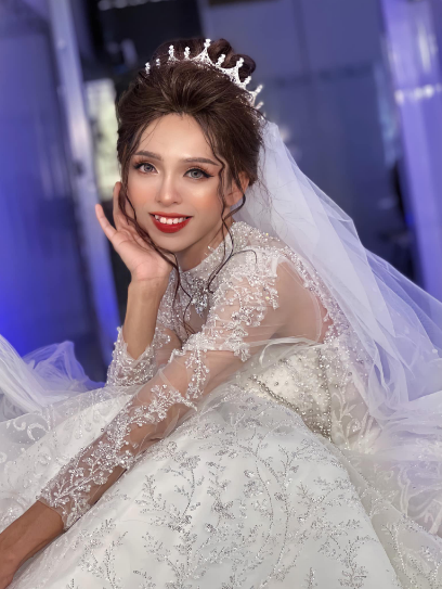 Trên trang cá nhân của mình, anh chàng thường xuyên chia sẻ những hình ảnh đi làm, cực đắt show và bận rộn.