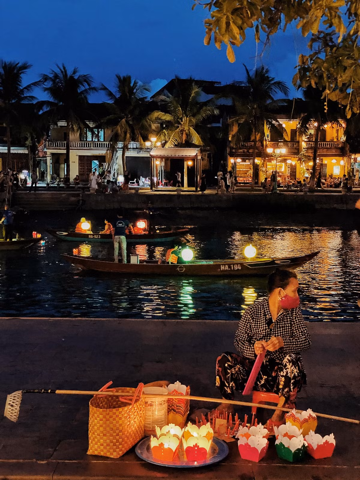 Theo đó bắt đầu từ 15/5, tất cả du khách trong nước và quốc tế tham quan khu phố cổ Hội An phải mua vé tham quan tại các quầy vé. Mức giá tham quan 120.000 đồng/vé (dành cho khách quốc tế) và 80.000 đồng/vé (dành cho khách nội địa) . Ảnh: Tran Minh Hiếu