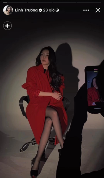 Hiện tại người đẹp đã khóa bình luận ở Facebook nhưng vẫn mở bình luận trên Instagram nên một bộ phận dân mạng để lại nhiều lời khó nghe, phản cảm.