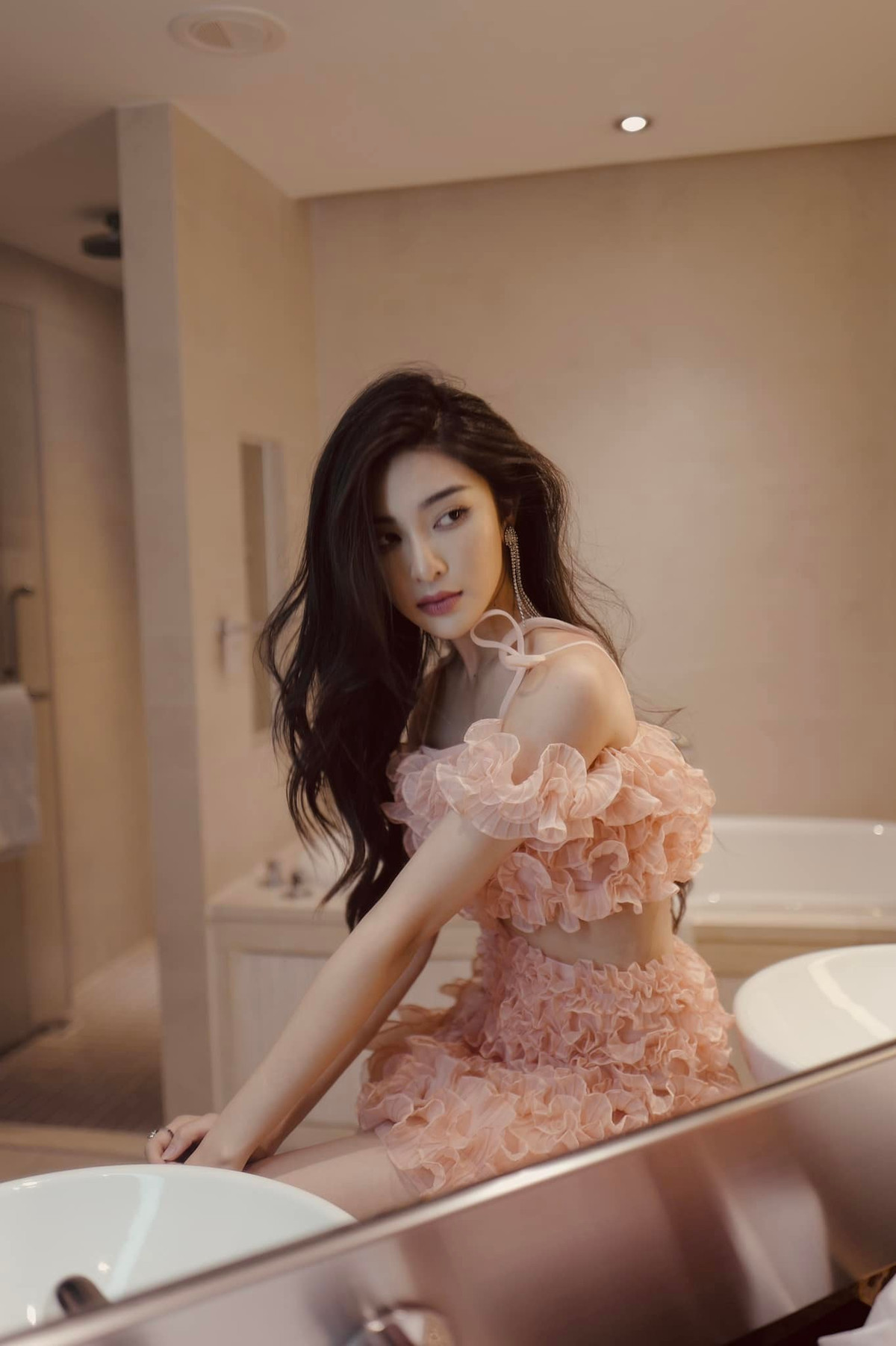 Liên quan đến ồn ào lộ clip "nóng", hot girl Linh Trương mấy ngày qua đang là nhân vật nhận về nhiều sự quan tâm từ cư dân mạng.