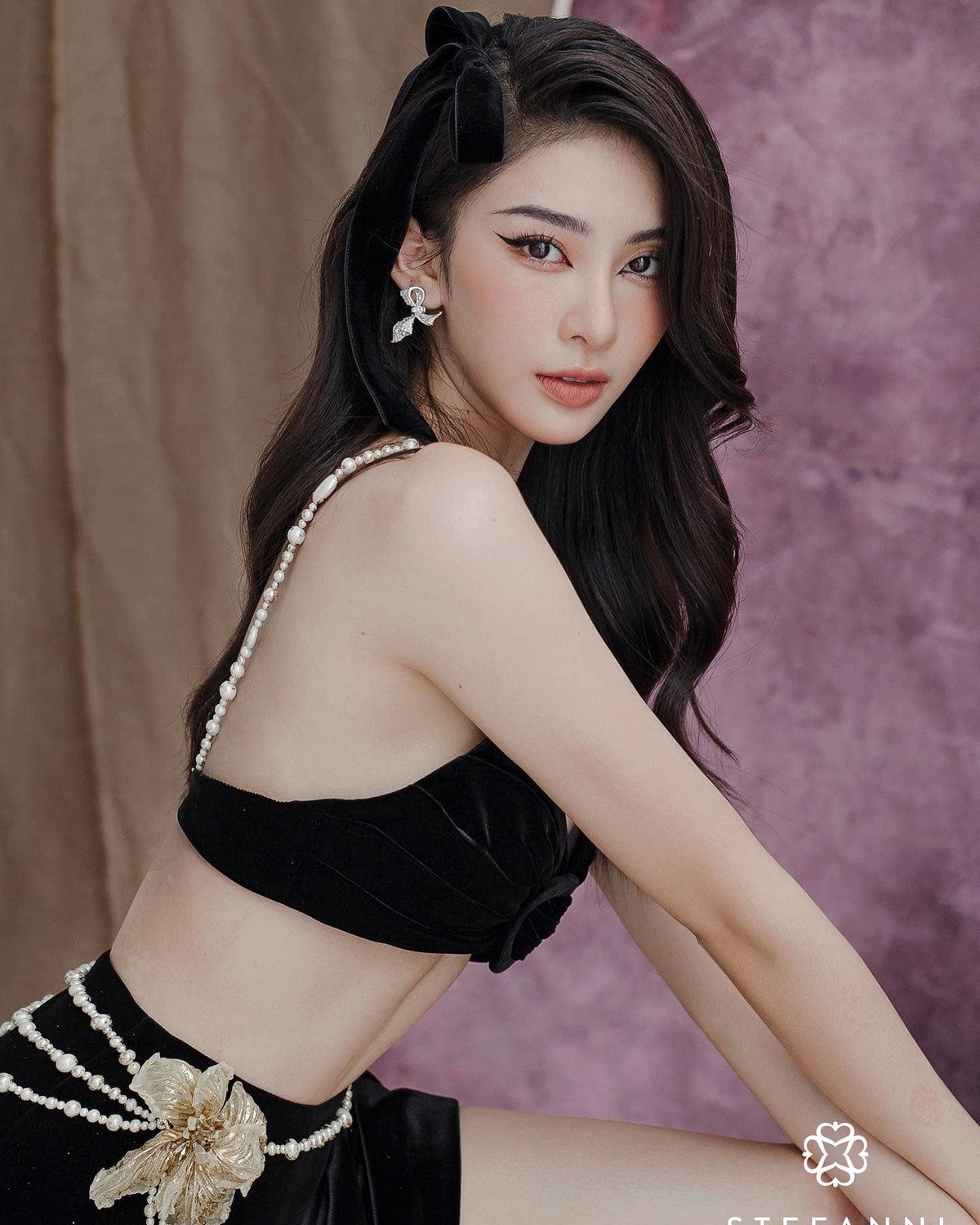 Linh Trương từng chia sẻ, công việc chính của cô là làm mẫu ảnh, công việc này đem lại cho cô nàng cuộc sống khá sung túc.