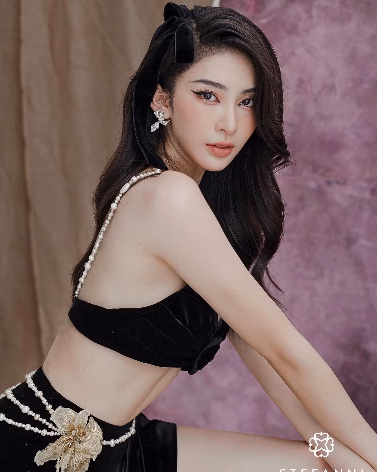 Linh Trương từng chia sẻ, công việc chính của cô là làm mẫu ảnh, công việc này đem lại cho cô nàng cuộc sống khá sung túc.