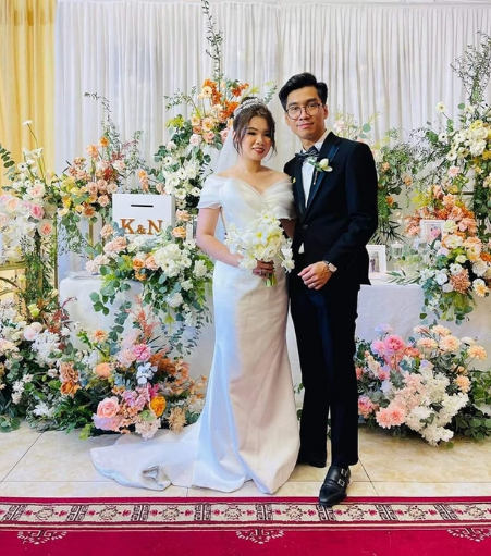 Vợ PewPew gây chú ý với vẻ ngoài xinh xắn, sắc sảo, không hề thua kém khi chung khung hình với Xoài Non.