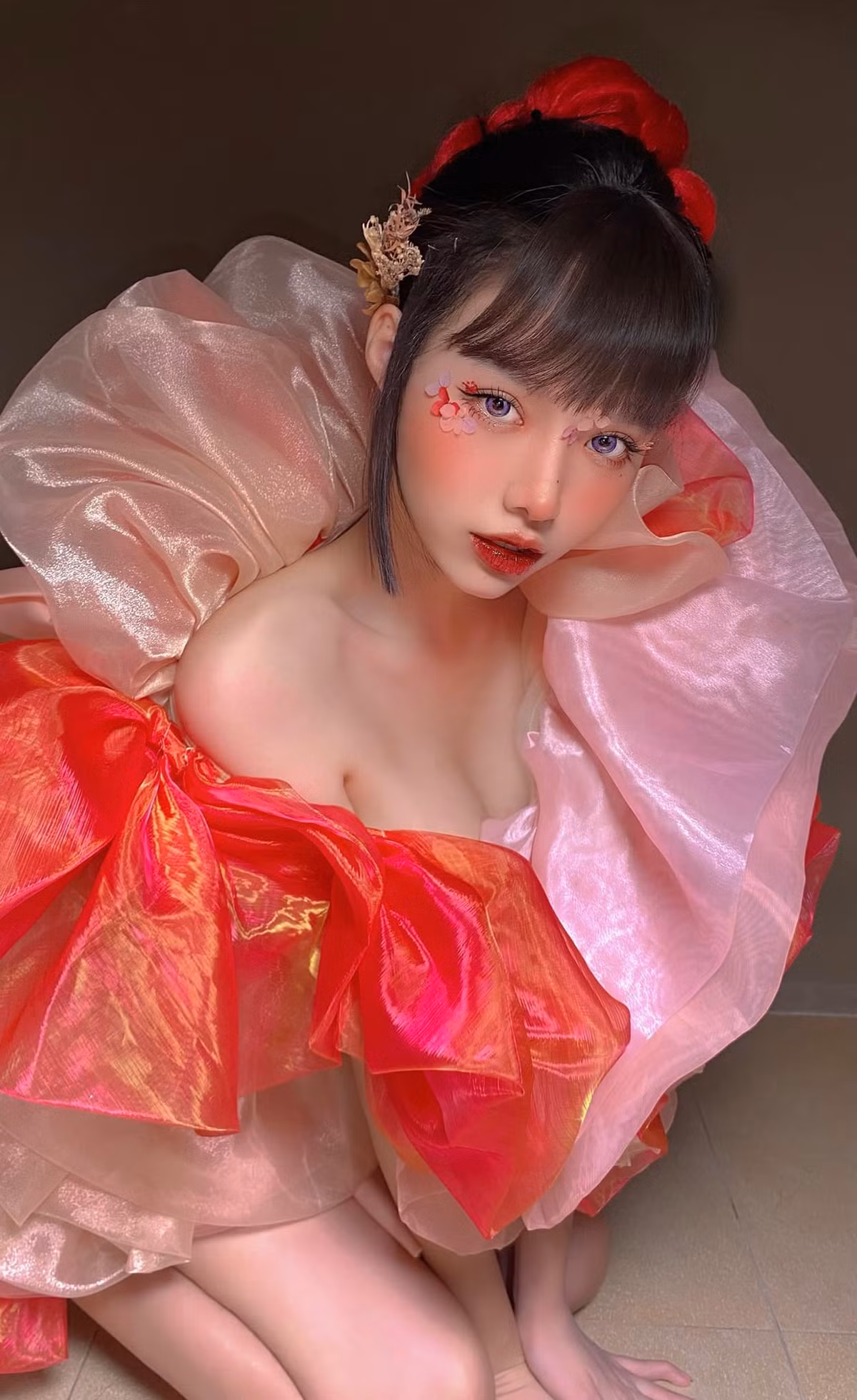 Vẻ ngoài rạng rỡ, sắc nét này được Jimin đổi lấy bằng rất nhiều tiền và công sức.