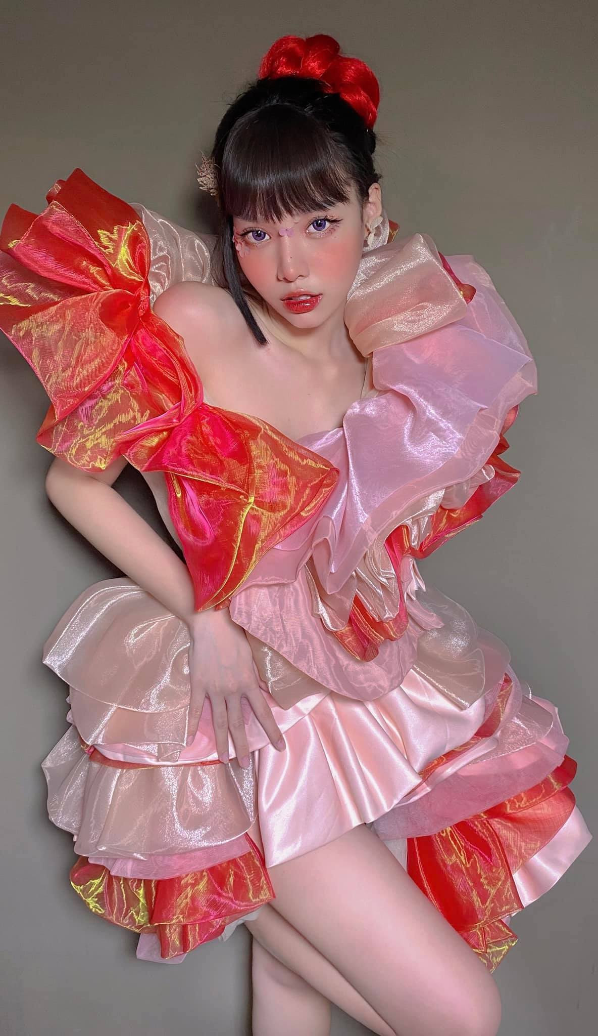 Cô nàng đã phải trải qua những lần tiểu phẫu, "vịt hóa thiên nga" để có được sắc vóc như hiện tại.