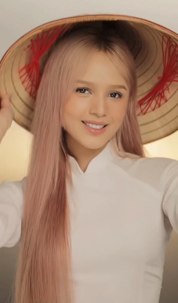 Xoài Non là hot girl nhận được sự yêu mến nhờ sở hữu nhan sắc trong trẻo, xinh xắn tựa như búp bê sống.