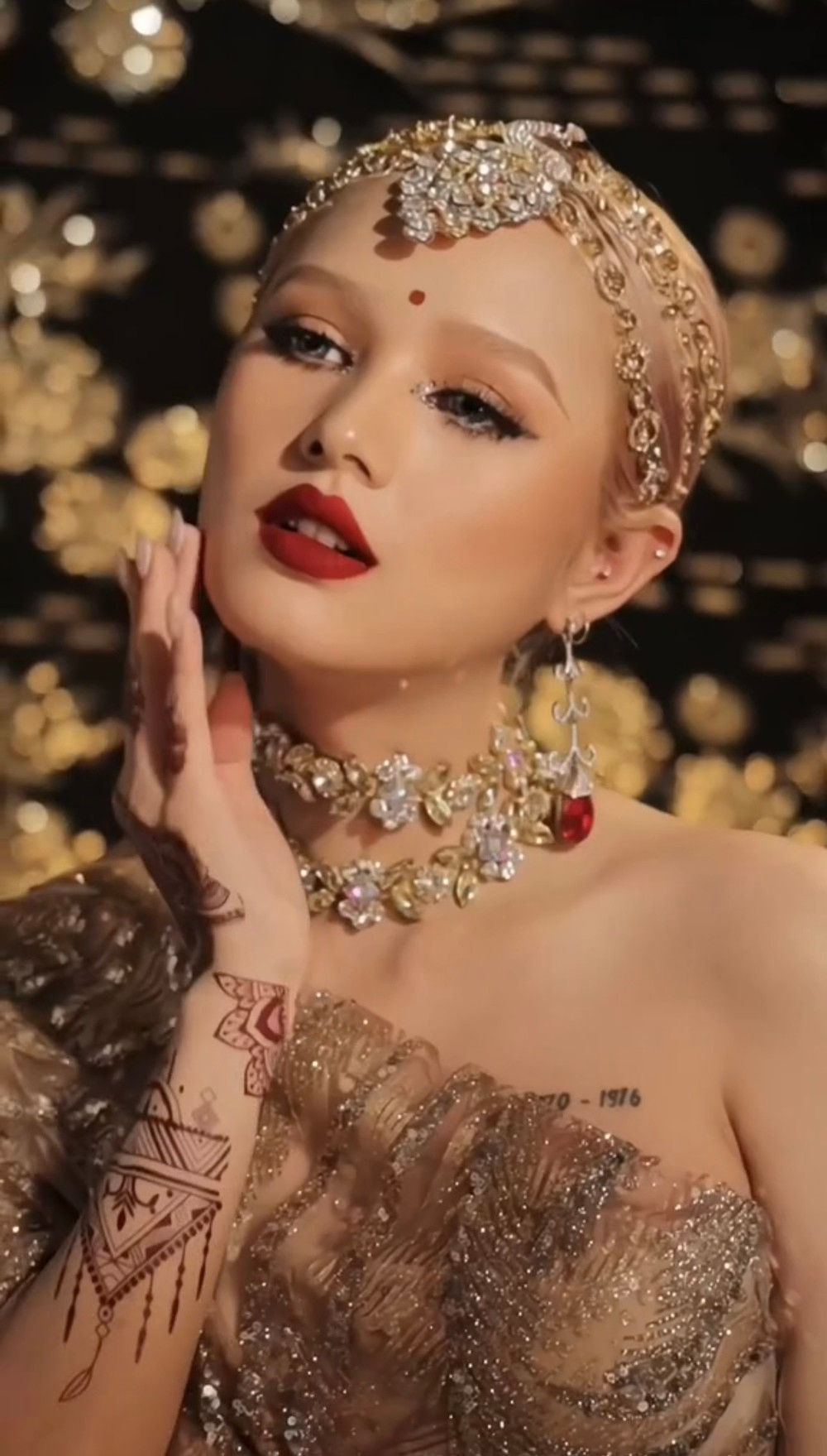 Đến với layout thứ 2 cô nàng lựa chọn một thiết kế màu vàng để giúp làn da nổi bật hơn.