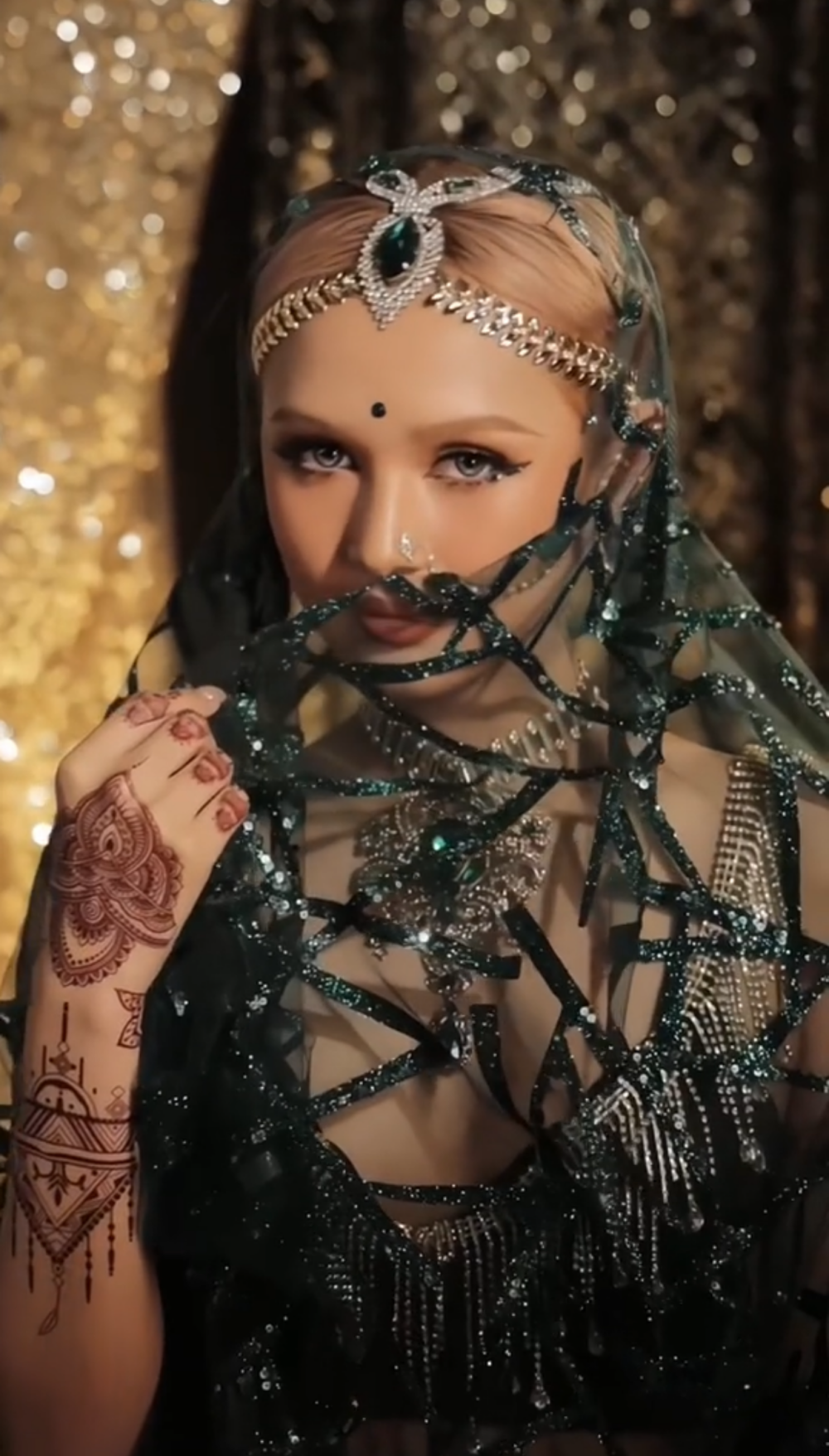 Đôi mắt của cô được nhấn nhá đậm nét làm nổi bật lên là da mịn màng không tì vết.