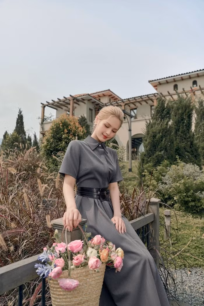 Nhiều người cho rằng mỹ nhân sinh năm 2002 sẽ phù hợp hơn với những phong cách nhẹ nhàng, trong trẻo.