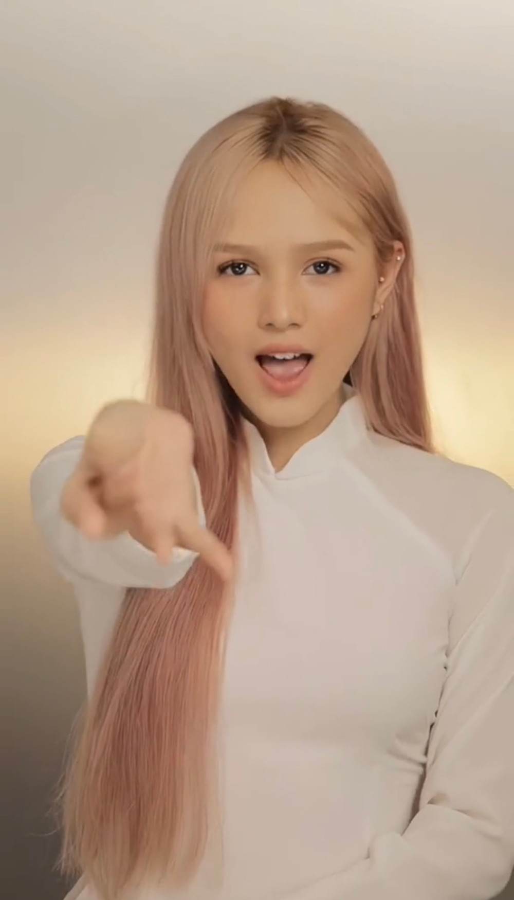 Cụ thể, hot girl Sài thành bắt trend biến hình mới trên nền nhạc ca khúc Về Với Em của Võ Hạ Trâm. Ở phần đầu video, Xoài Non khiến dân tình xuýt xoa khi diện chiếc áo dài trắng nền nã với phong cách trang điểm nhẹ nhàng.