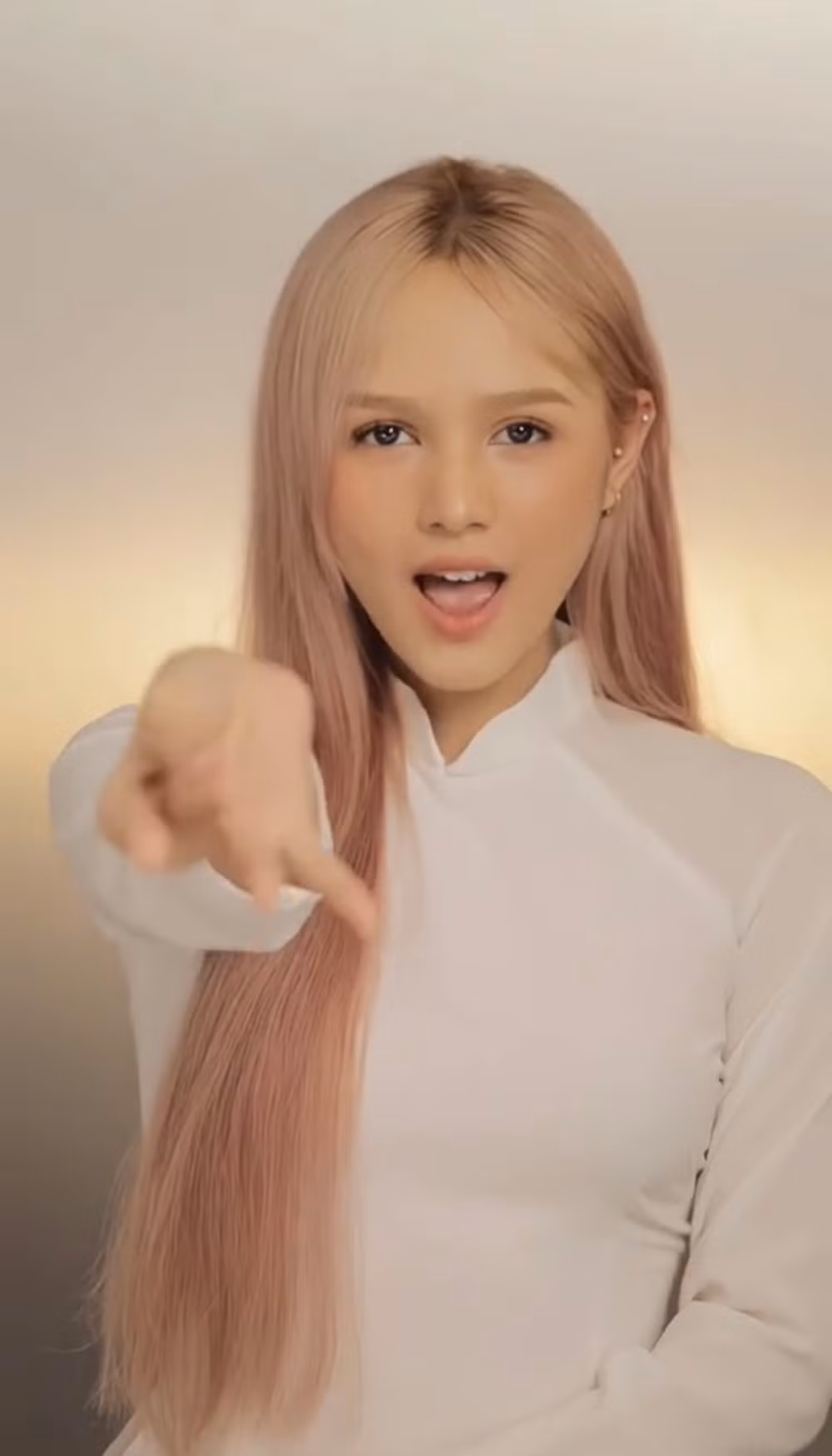 Cụ thể, hot girl Sài thành bắt trend biến hình mới trên nền nhạc ca khúc Về Với Em của Võ Hạ Trâm. Ở phần đầu video, Xoài Non khiến dân tình xuýt xoa khi diện chiếc áo dài trắng nền nã với phong cách trang điểm nhẹ nhàng.