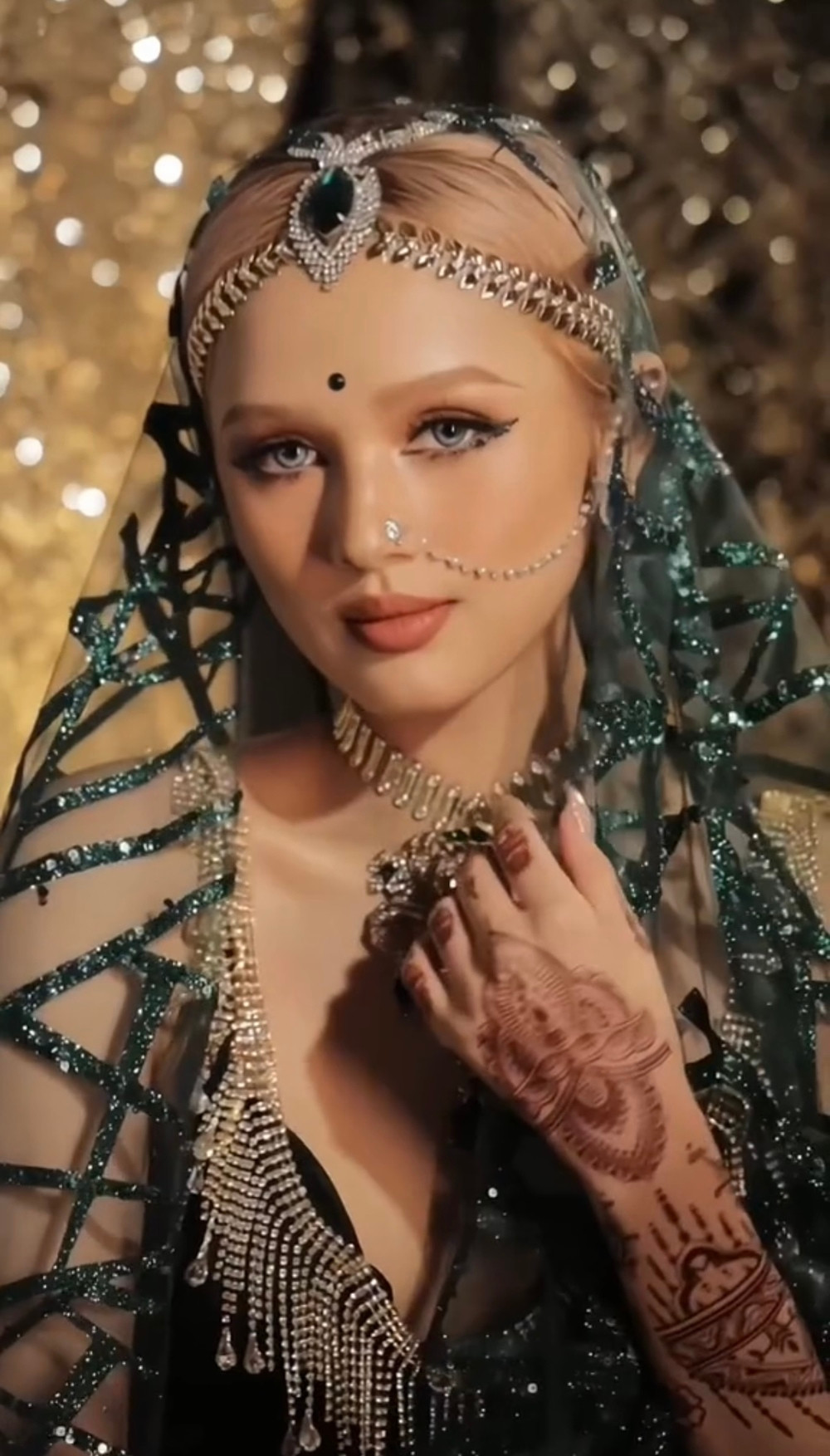 Vào đoạn điệp khúc của bài hát, Xoài Non đã gây ấn tượng với layout makeup của các cô gái Ấn Độ.