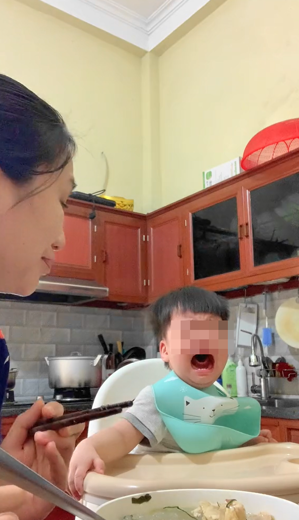 Sau khi chia sẻ lên MXH, đoạn clip làm netizen thích thú, nhiều người nhận xét rằng đây là cách dạy con của những bà mẹ trẻ, làm mẹ sớm.