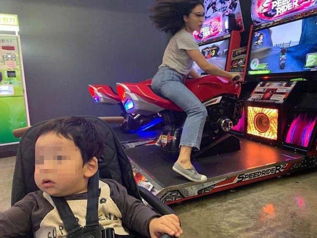 Trở thành cha mẹ khi còn trẻ tuổi là điều không hề dễ dàng, không ít bạn trẻ GenZ phải đối mặt với không ít khó khăn, áp lực khi làm mẹ sớm.