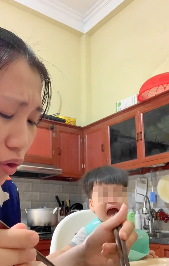 Với cách cho con ăn kiểu Gen Z làm mẹ này có lẽ cậu bé sẽ ăn ngoan hơn, không dám bướng nữa vì có ngày bị mẹ cho nhịn đói thật chứ chẳng đùa.