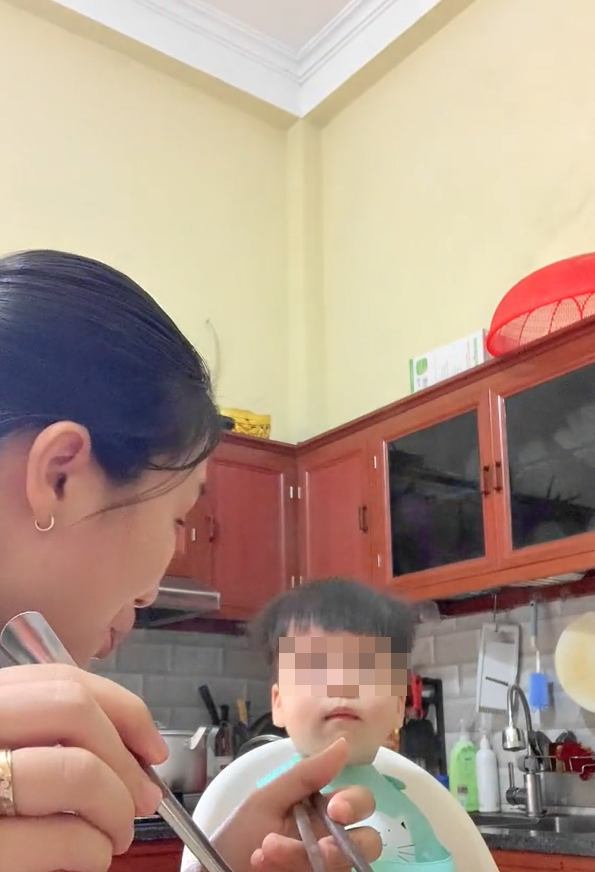 Theo đó, bà mẹ trẻ chẳng thèm năn nỉ, dụ dỗ con trai ăn, thay vào đó mẹ trẻ dứt khoát ăn luôn phần của con, vừa ăn vừa tấm tắc khen ngon khiến nhóc tì tủi thân khóc sưng cả mắt.