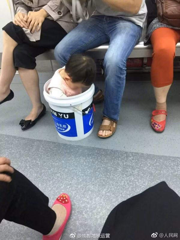 Hình ảnh chăm con của một số ông bố, bà mẹ khiến người xem không nhịn nổi cười. Ảnh: Tổng hợp