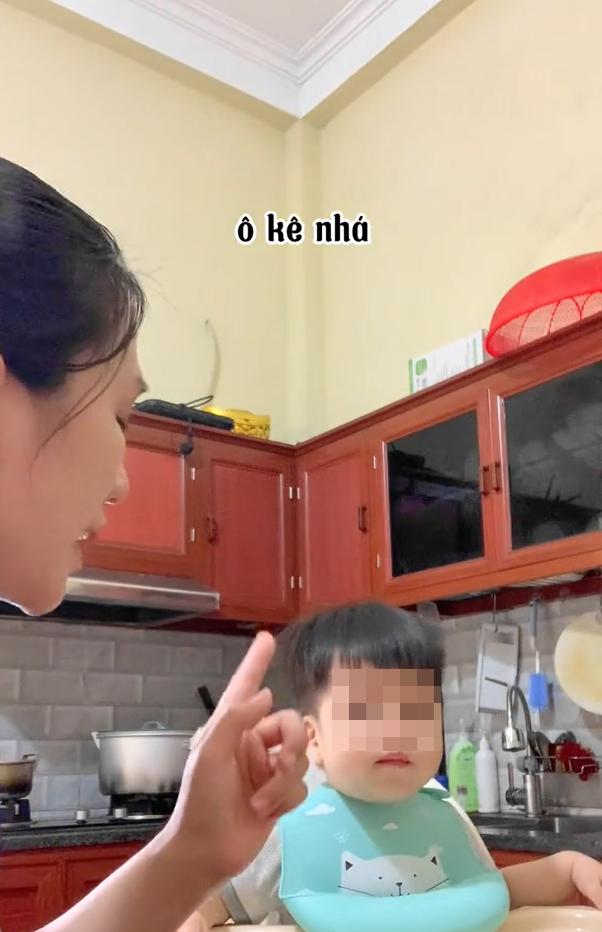 Đoạn clip được tài khoản Gia Đậu đang 1 tuổi chia sẻ làm netizen thích thú bởi cách cho con ăn của một bà mẹ Gen Z. Không năn nỉ hay dỗ con con ăn, bà mẹ này phải dùng biện pháp mạnh, mặc con không chịu ăn uống.
