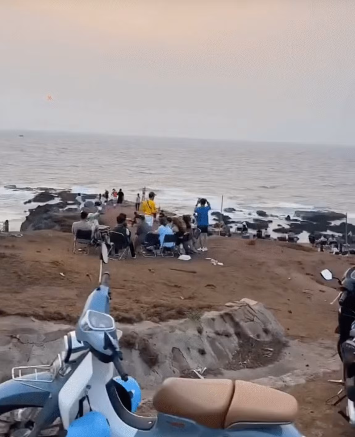 Điển hình trên MXH xuất hiện khá nhiều clip quay cảnh người đến vui chơi, tham quan đông nghịt tại các địa điểm xinh đẹp trên hòn đảo. Ảnh: Chụp màn hình