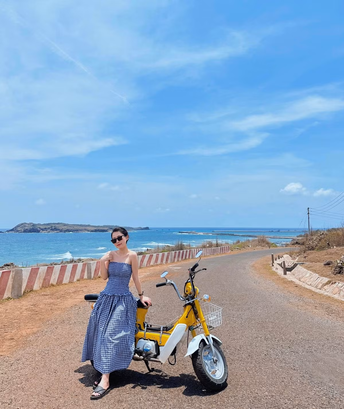 Vào mùa đẹp nhất trong năm du lịch đảo Phú Quý luôn là từ khoá "hot", bởi vậy lượng khách kéo đến Phú Quý bỗng chốc đông như trẩy hội. Ảnh: Kim Lee