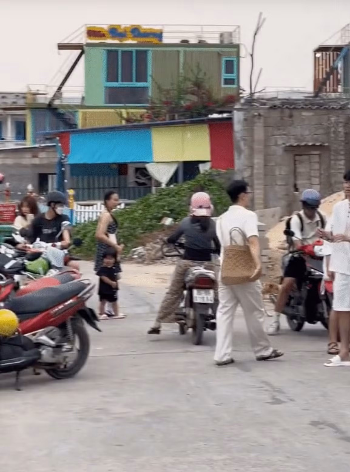 Vì vậy, hãy cân nhắc địa đểm chụp ảnh hoặc chọn lưu trú tại những nơi gần điểm chụp hình, chờ đợi lúc vãn người thì có thể ra tác nghiệp cho đỡ đông, đỡ nắng. Ảnh: Chụp màn hình