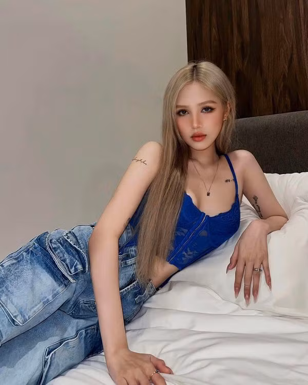 Tuy vậy, dù là những bức ảnh không có sự chuẩn bị trước nhưng Xoài Non vẫn được nhận xét là xinh bất chấp, mọi biểu cảm của cô nàng đều vô cùng đáng yêu.