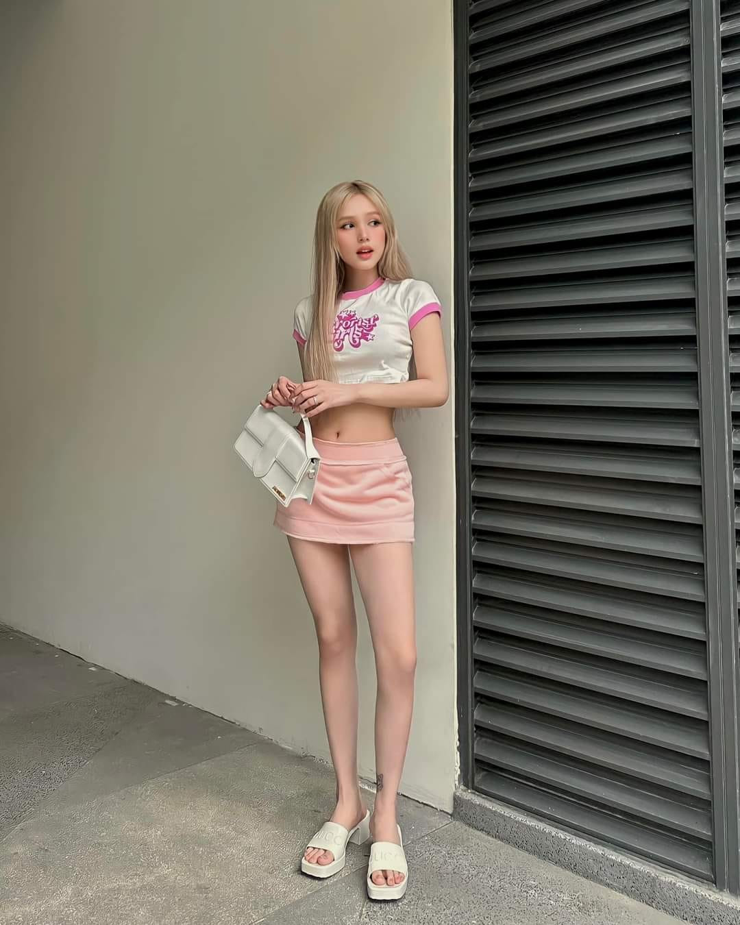 Xoài Non hoạt động nhiều trên MXH qua vai trò mẫu ảnh, quảng cáo,...