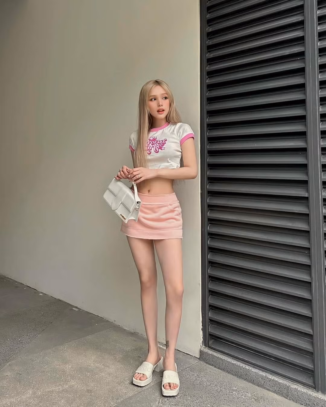 Xoài Non hoạt động nhiều trên MXH qua vai trò mẫu ảnh, quảng cáo,...