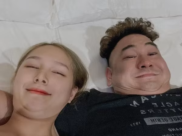 Nhìn vào bức ảnh có thể thấy hot girl Sài thành đang tạo kiểu "tấu hài" để trêu chồng. Được chồng chụp lại, thế nhưng không ngờ anh còn đăng lên mạng khiến nhiều người không nhịn được cười.