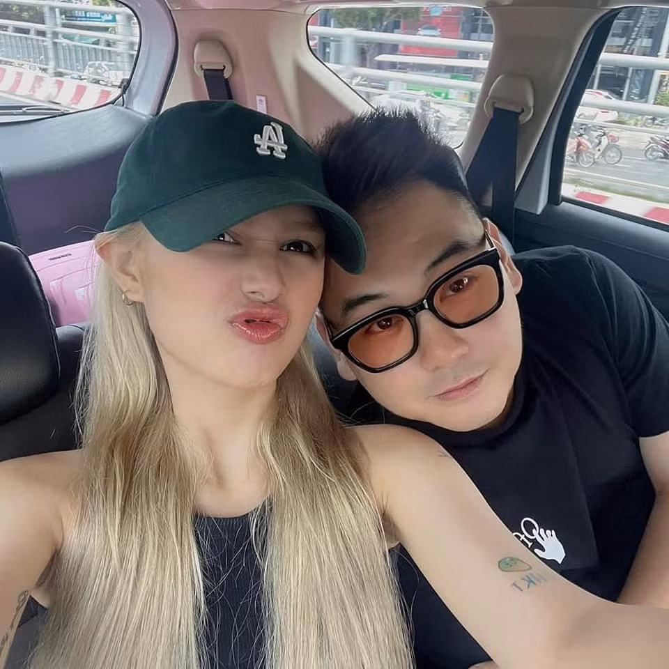 Đôi vợ chồng trẻ được đông đảo người hâm mộ yêu mến bởi độ dễ thương và chuyện tình vừa chân thành vừa hài hước của họ.