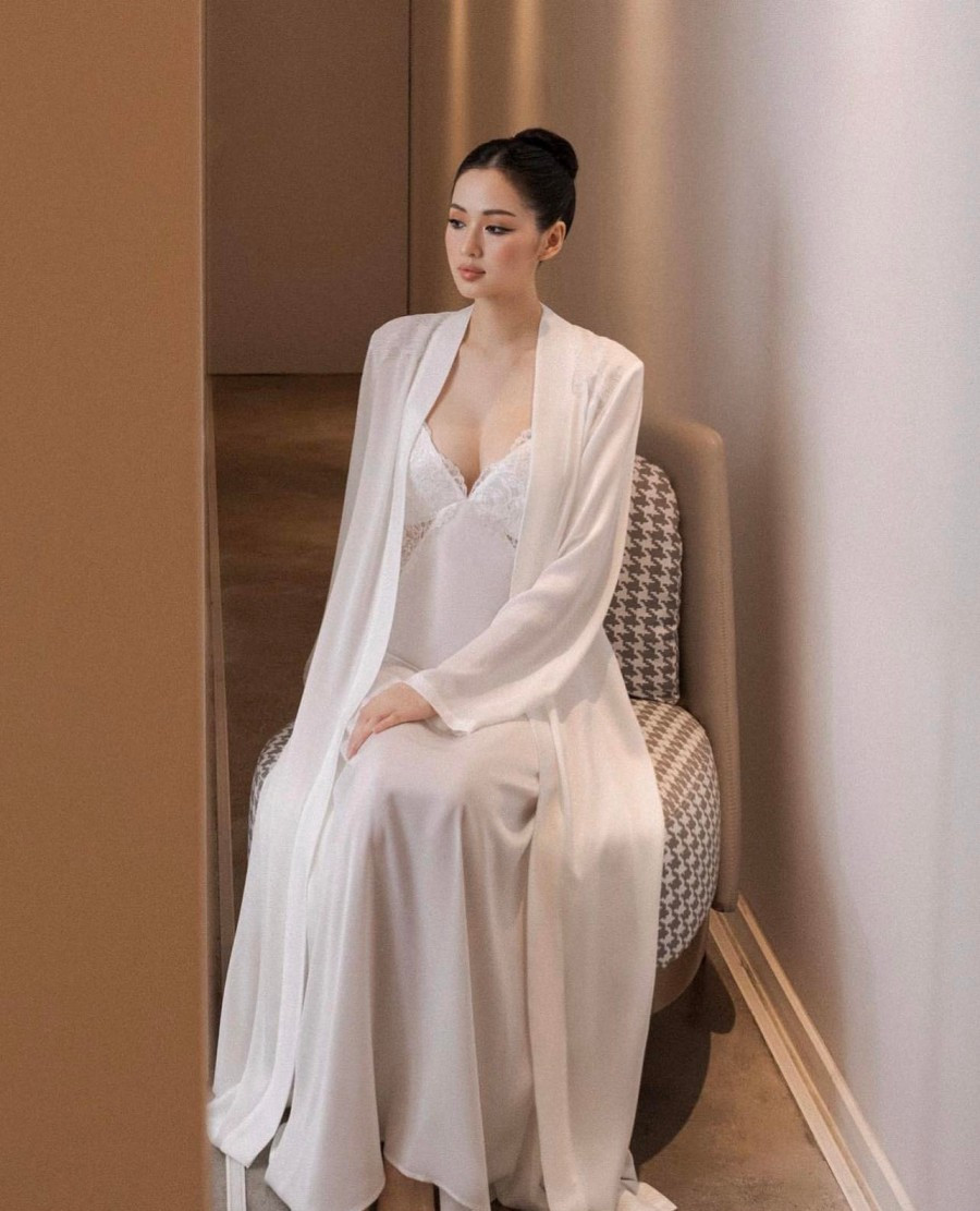 Hiện đã rút lui khỏi làng giải trí và là mẹ 2 con nhưng sự chăm chút cho diện mạo của cô không kém gì những ngôi sao nổi tiếng.