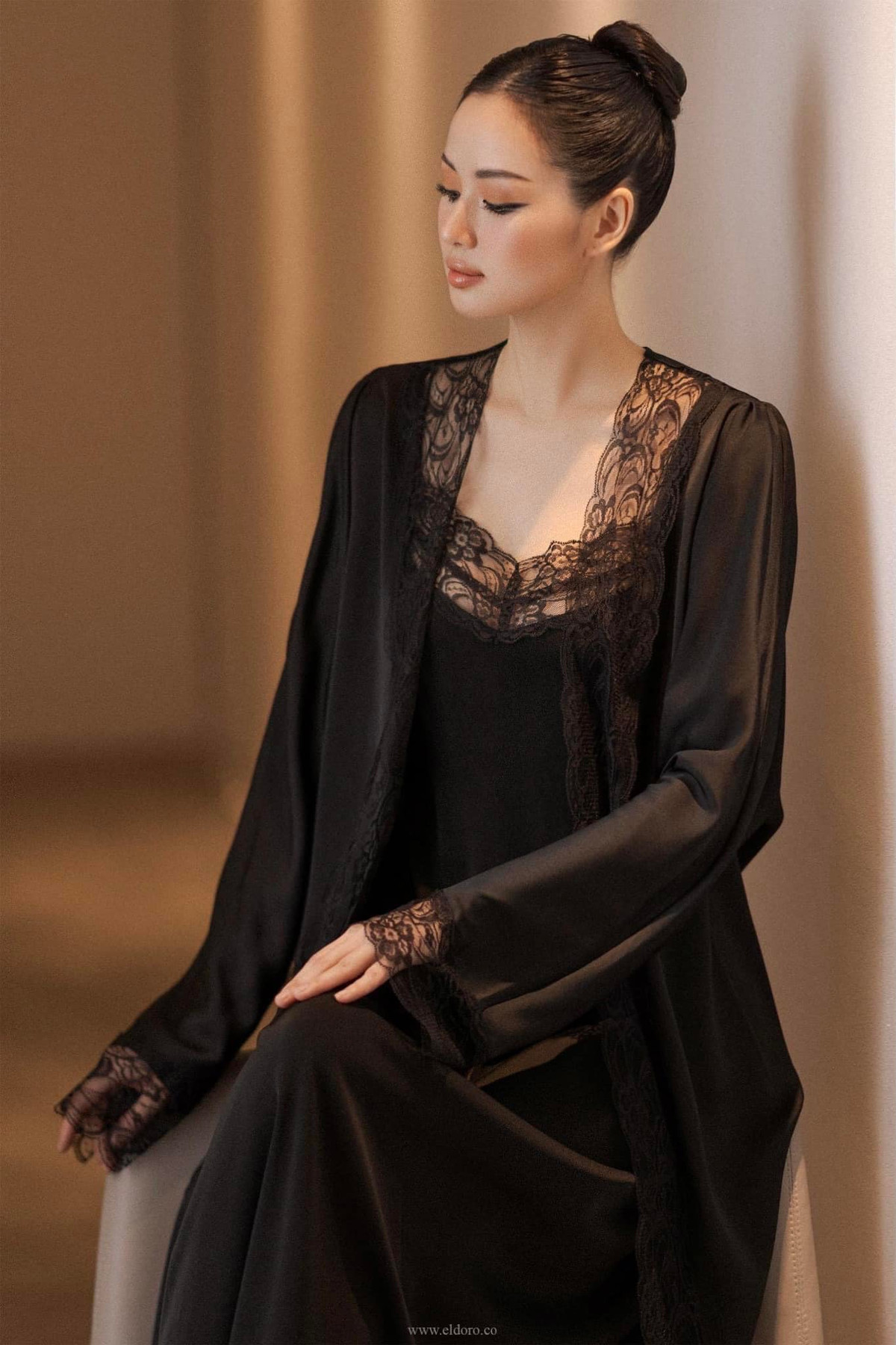 Công việc kinh doanh thuận lợi, chồng giàu có, Tâm Tít có đời sống dư dả. Cô thường xuyên sắm đồ hiệu, check in ở những địa điểm sang chảnh.