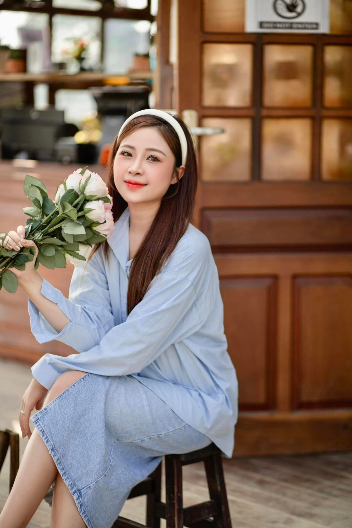 Không thể làm ngơ với trào lưu chụp ảnh giống Lưu Diệc Phi, vợ cầu thủ Phan Văn Đức cũng lên đồ, tạo dáng và cho ra lò loạt khoảnh khắc xinh đẹp xuất thần.