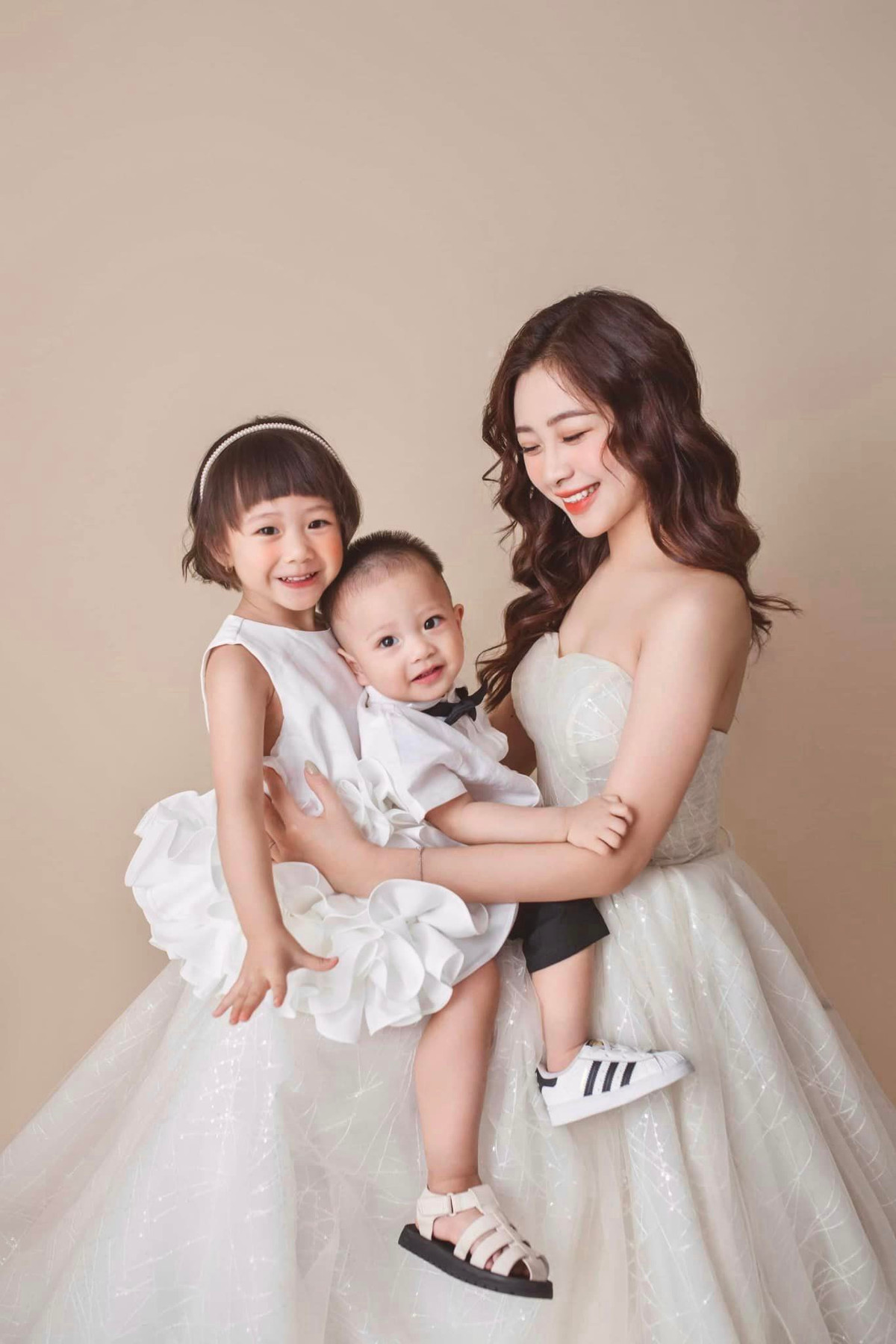 Mới đây vợ Phan Văn Đức gây chú ý khi tung ra bộ ảnh chụp giống Lưu Diệc Phi, nhanh chóng thu hút sự chú ý của cư dân mạng.