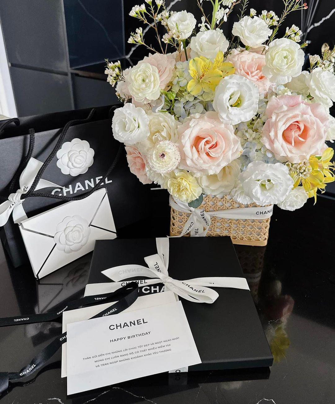 Việc Sam mua liên tiếp nhiều món đồ đắt đỏ này còn khiến hội bạn thân nhà giàu của cô phải trầm trồ.