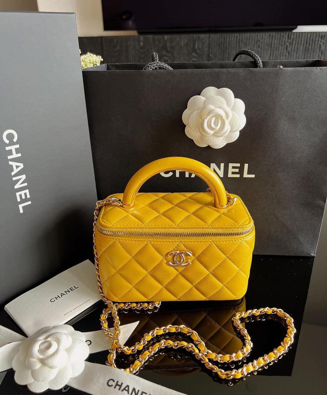 Với nhiều người sành sỏi trong shopping có lẽ đều rõ, những món đồ đến từ thương hiệu Chanel đều có giá trị cực lớn.