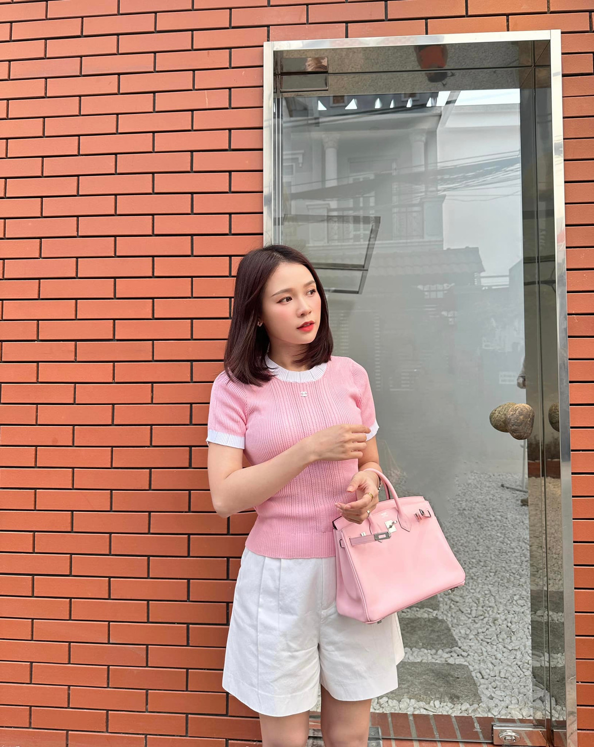 Người hâm mộ còn nhận xét rằng sau khi có tình yêu, nữ diễn viên sinh năm 1990 dường như còn trẻ trung, yêu đời hơn trước. Ảnh: FBNV