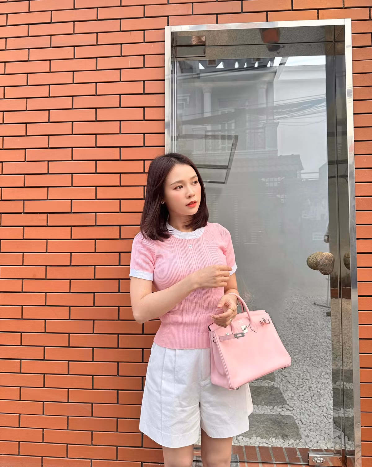 Người hâm mộ còn nhận xét rằng sau khi có tình yêu, nữ diễn viên sinh năm 1990 dường như còn trẻ trung, yêu đời hơn trước. Ảnh: FBNV