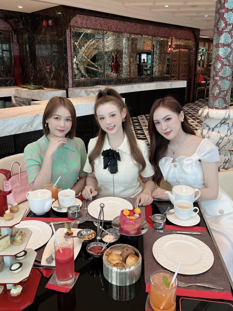 Sam là một trong những hot girl đời đầu của Việt Nam. Cô sinh năm 1990 và nổi tiếng cùng thời với Huyền Baby, Kelly, Midu, Miu Lê,...