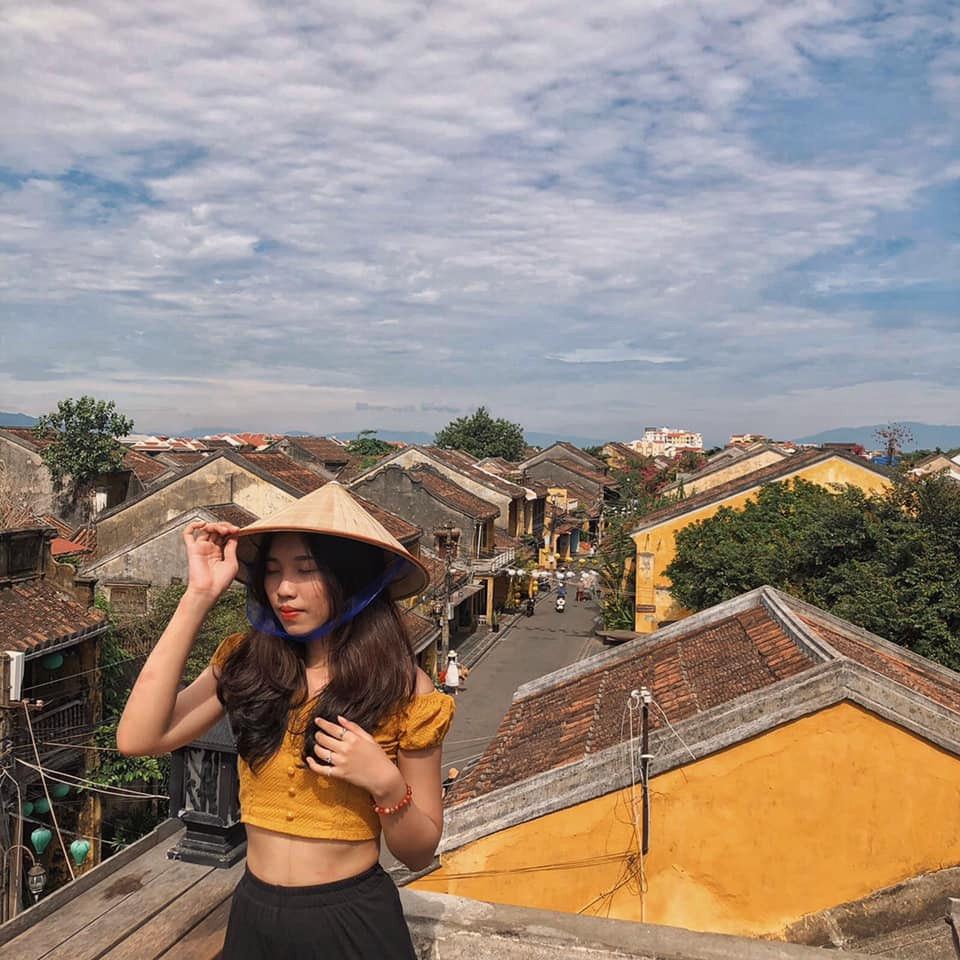 Vừa thưởng thức tách trà, nhâm nhi cà phê ấm nóng vừa ngắm cảnh phố Hội với những sinh hoạt đời thường giản dị thì còn gì tuyệt vời bằng.