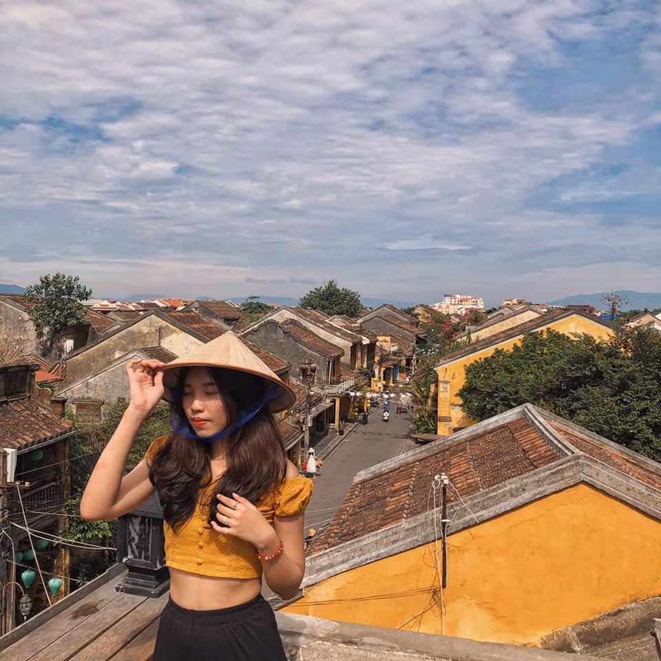 Vừa thưởng thức tách trà, nhâm nhi cà phê ấm nóng vừa ngắm cảnh phố Hội với những sinh hoạt đời thường giản dị thì còn gì tuyệt vời bằng.