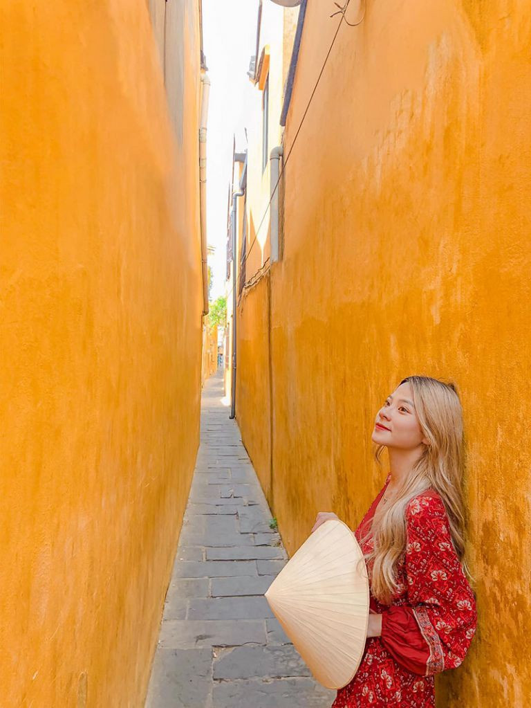 Có một toạ độ chụp ảnh thần thánh mà các tín đồ mê sống ảo không thể bỏ qua đó là hẻm tường vàng check-in Hội An.