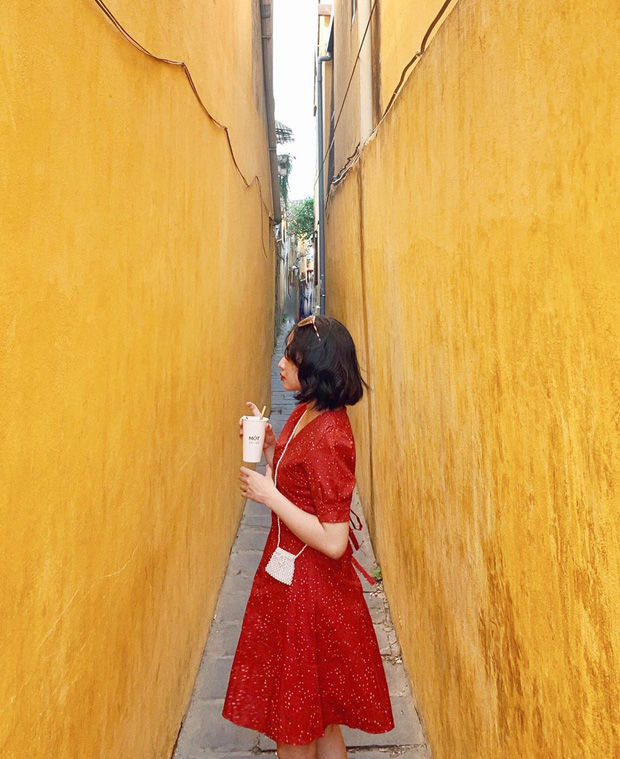 Nằm yên bình giữa hai dãy nhà nhỏ gần như san sát, chỉ cách nhau chưa tới 1 mét với màu vàng chủ đạo cùng nét rêu phong, yên bình đặc trưng của Hội An, con hẻm nhỏ sẽ mang tới những bức hình đầy ấn tượng, đậm chất hoài cổ cho du khách.